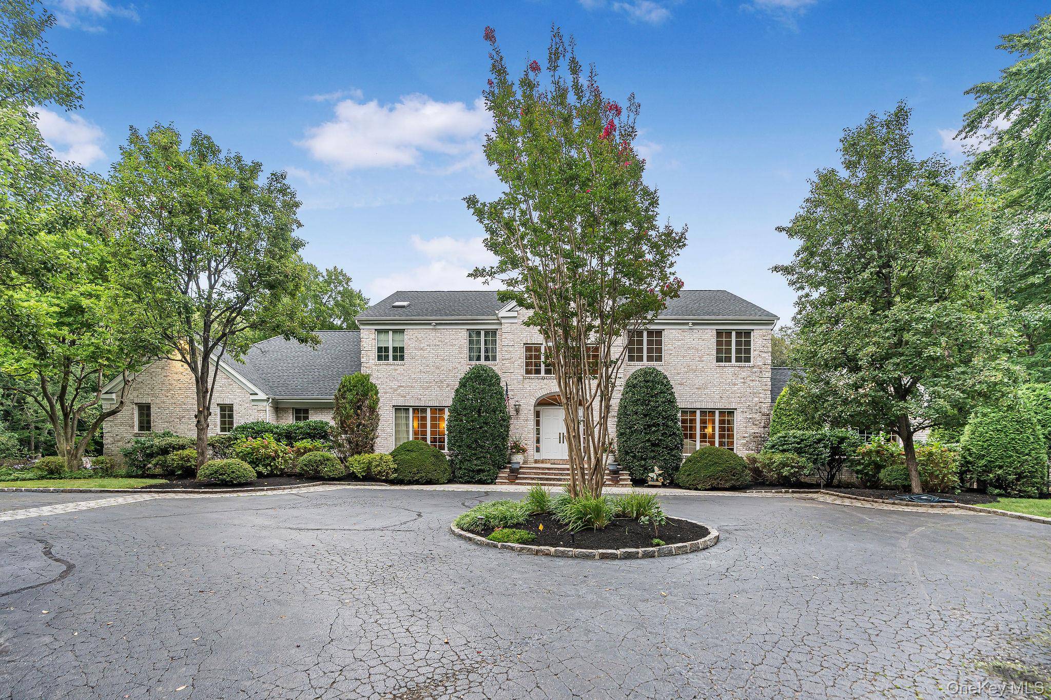 4 Ariana CT, Oyster Bay Cove, NY 11771