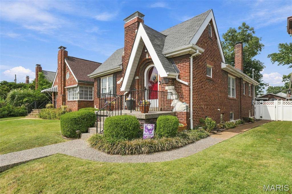6437 Pernod AVE, St Louis, MO 63139