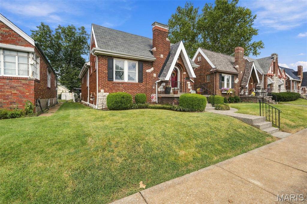 6437 Pernod AVE, St Louis, MO 63139
