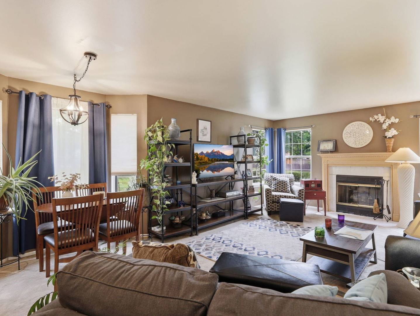 4420 Edinburg LN, Hanover Park, IL 60133