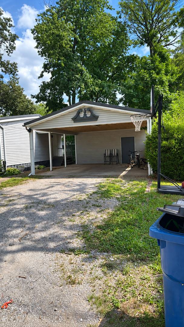 200 E Blake ST, Benton, IL 62812
