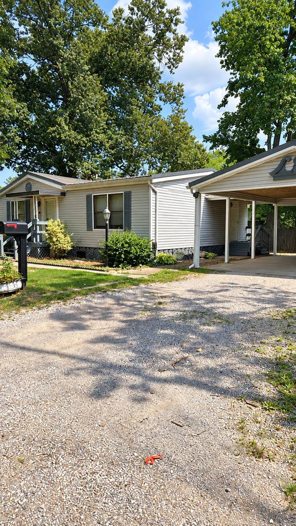 200 E Blake ST, Benton, IL 62812