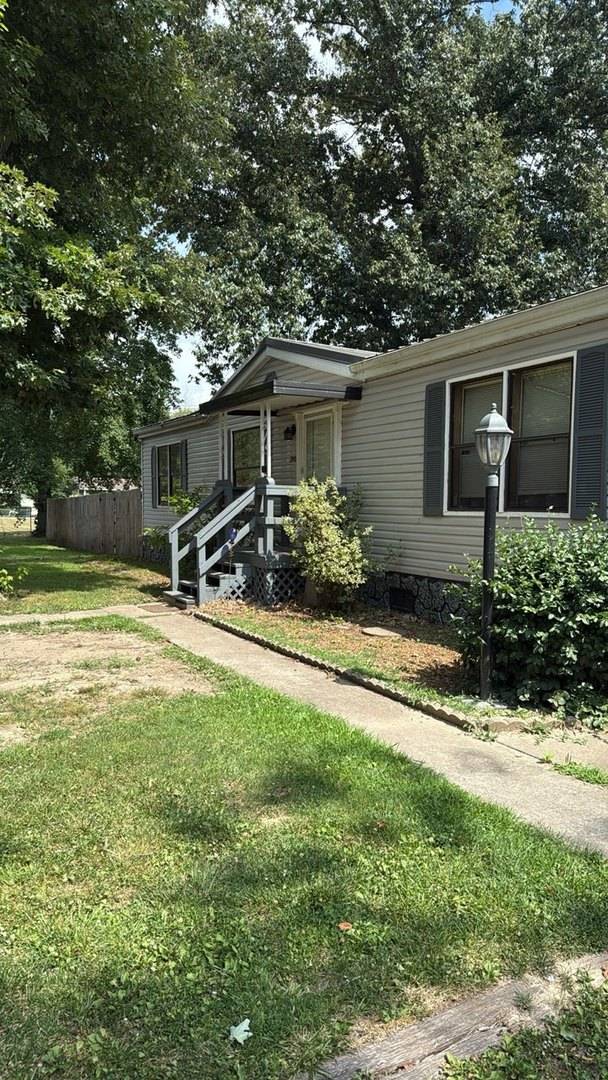 200 E Blake ST, Benton, IL 62812
