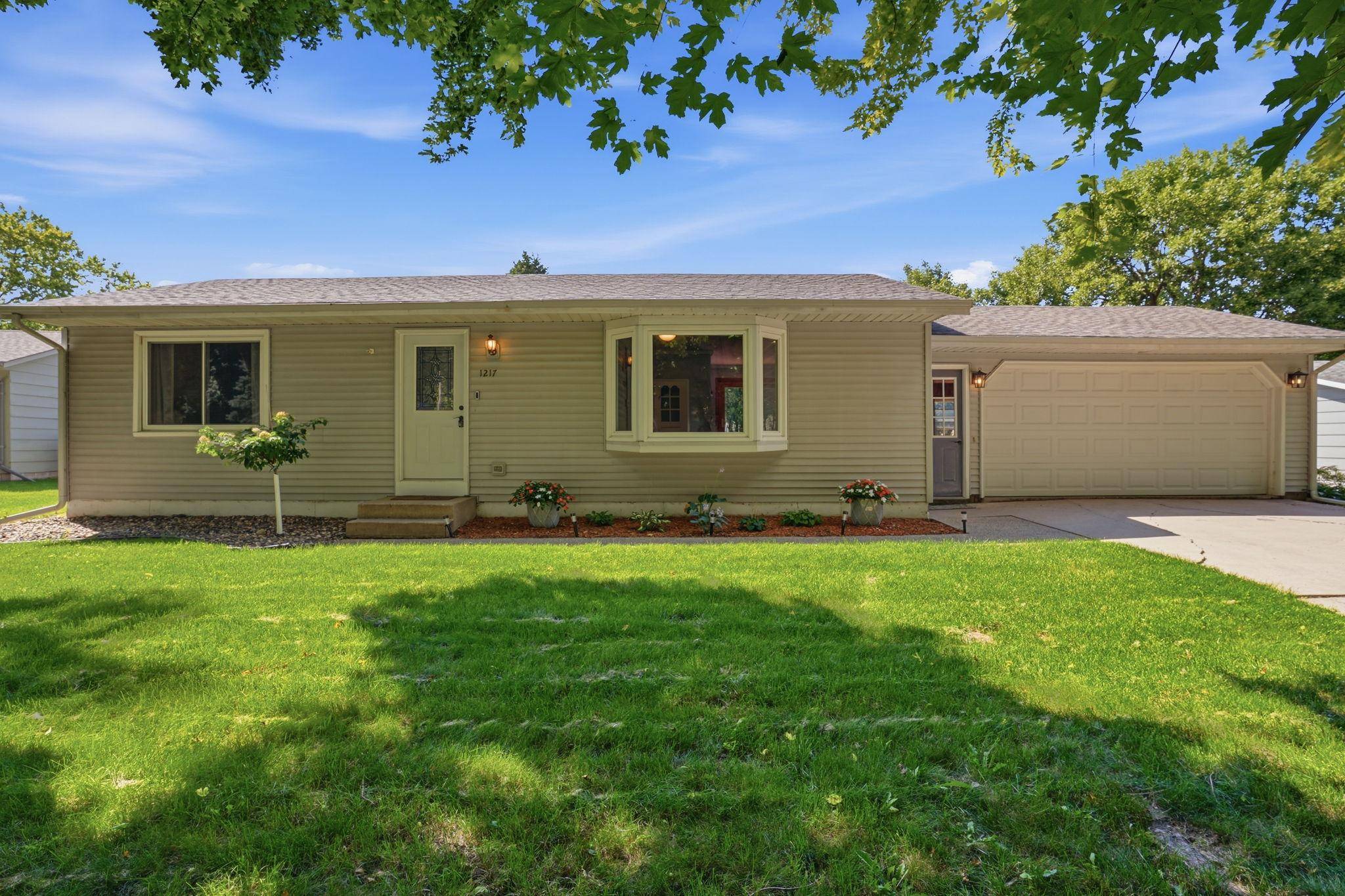 1217 27th ST NW, Willmar, MN 56201