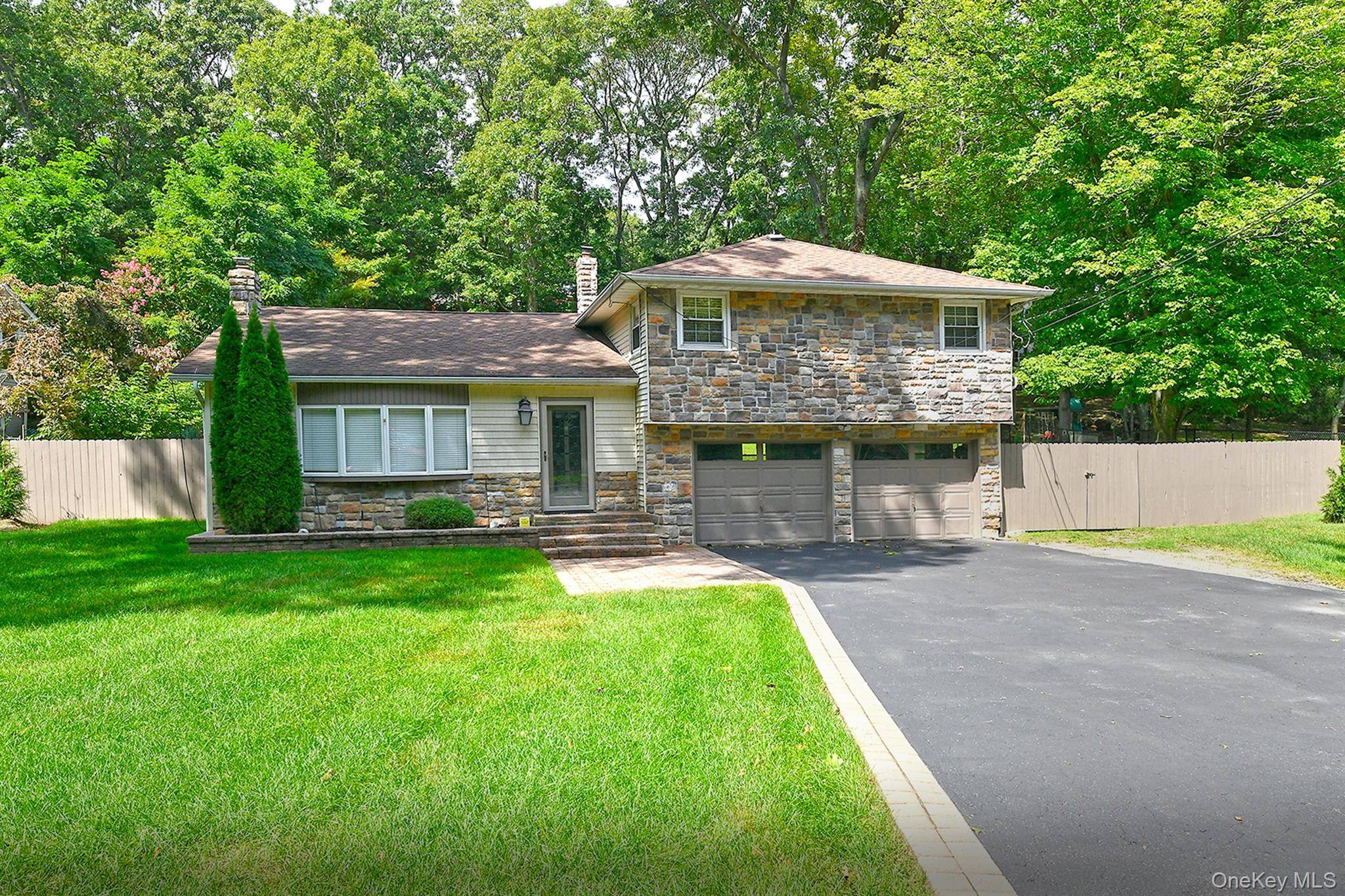 150 Hallock Landing RD, Rocky Point, NY 11778