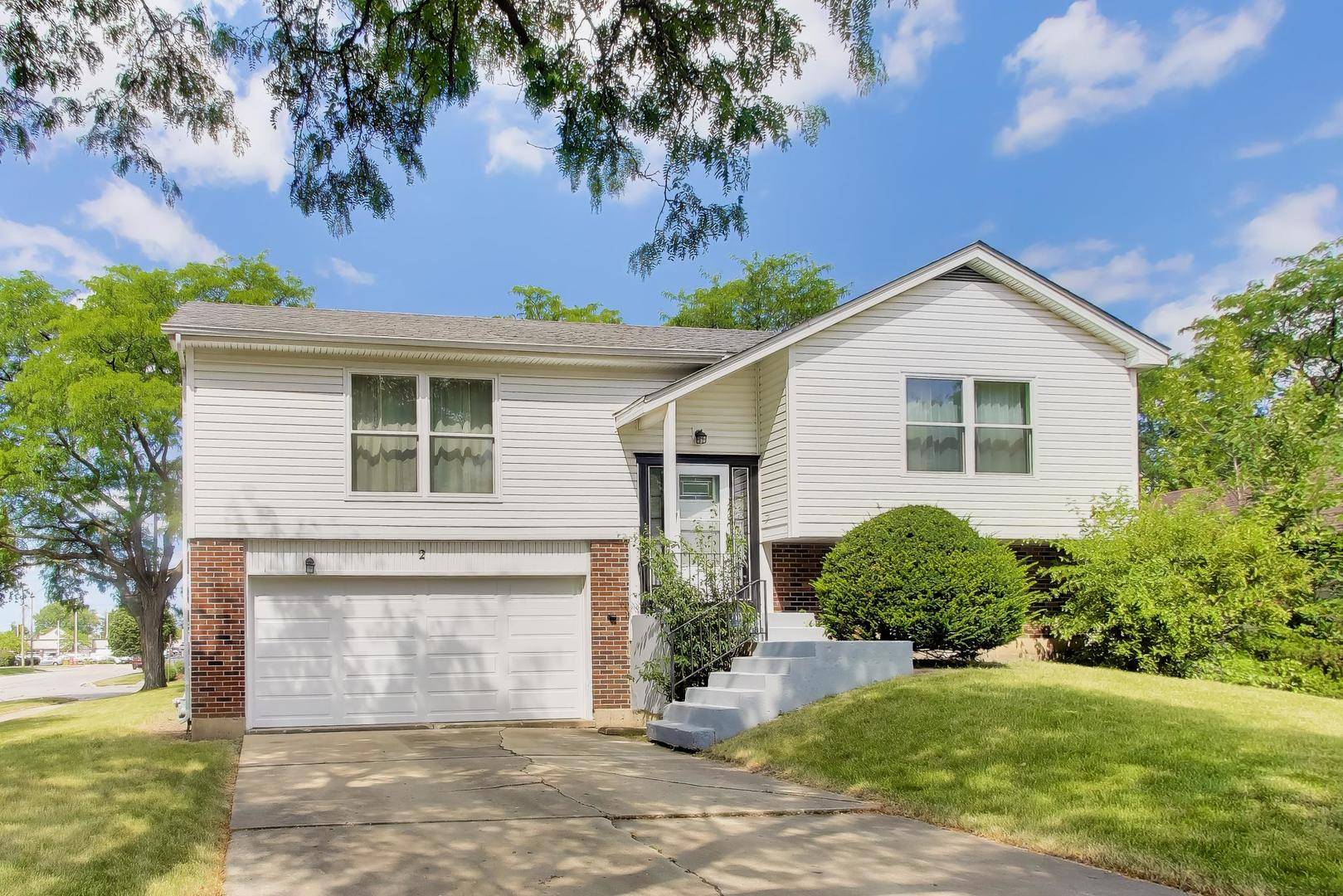 2 Oakmont CT, Streamwood, IL 60107