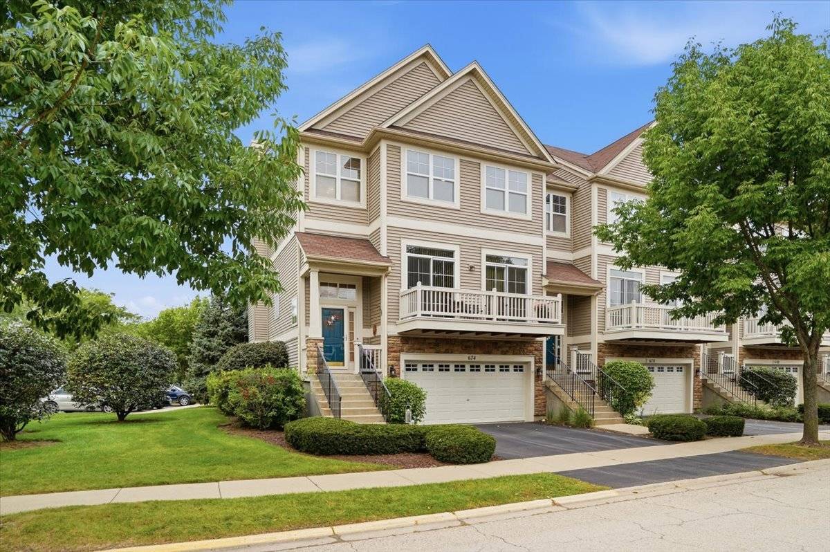 674 Shoreline DR, Grayslake, IL 60030