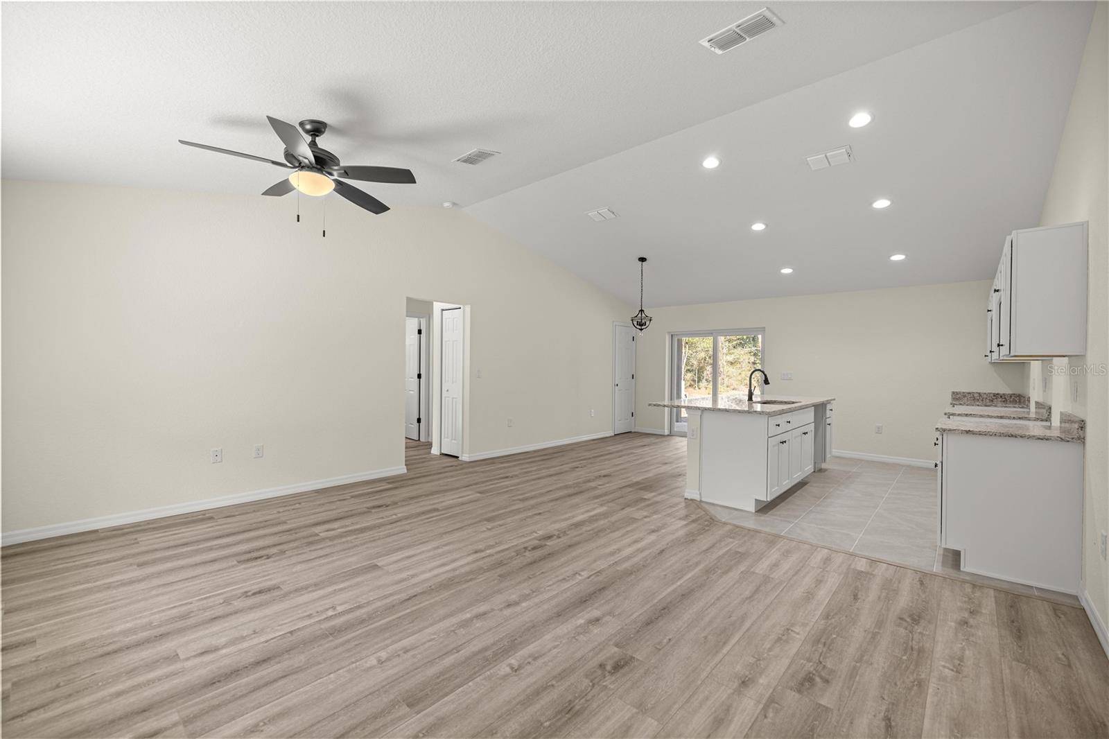 40 BAY DR, Ocklawaha, FL 32179