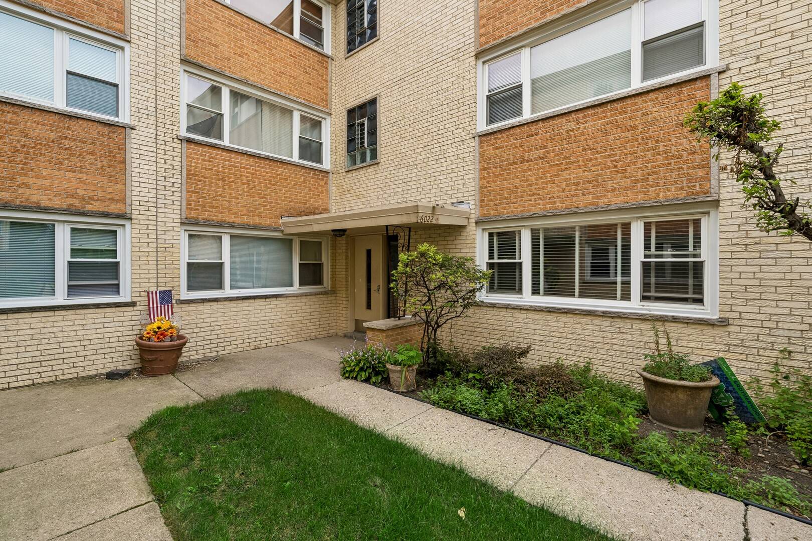 6022 N Avondale AVE #1S, Chicago, IL 60631