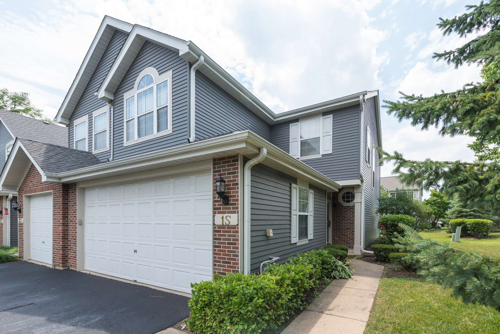 1 S Oakhurst DR, Aurora, IL 60504