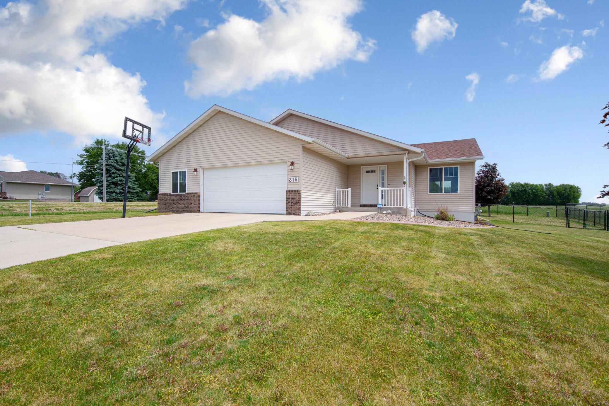 315 Hazeltine AVE NE, Owatonna, MN 55060