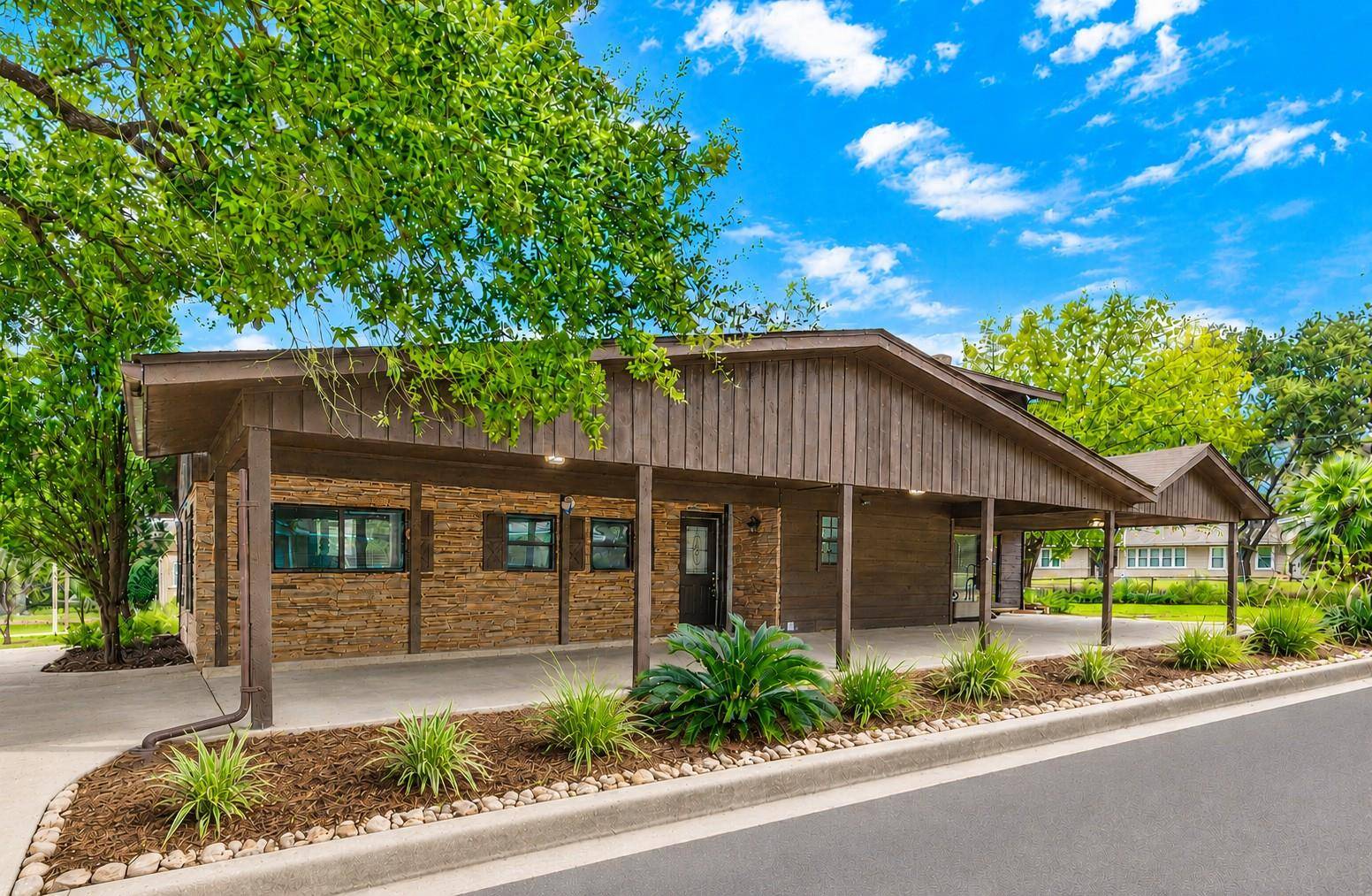 102 Rivercrest ST, Luling, TX 78648