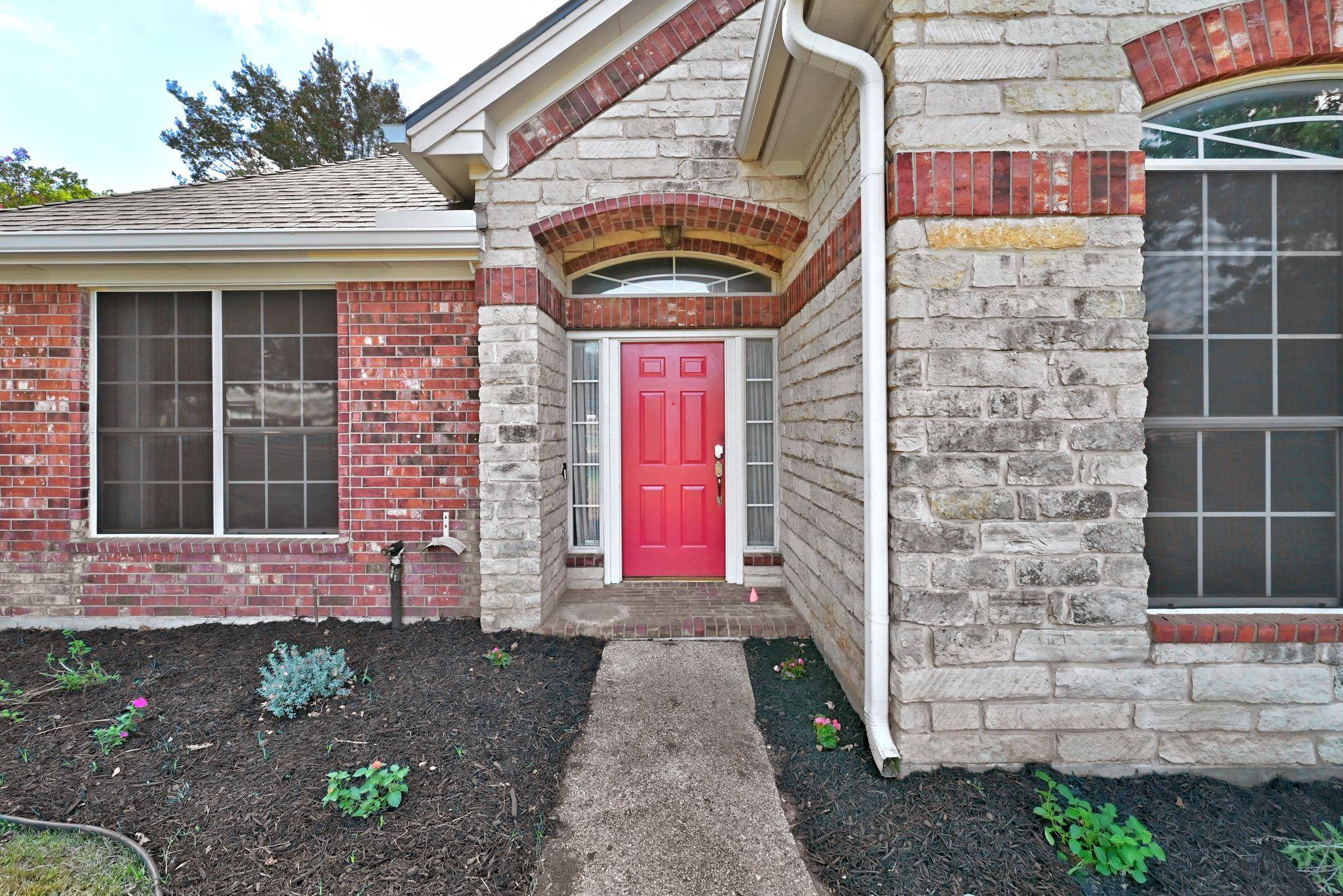 124 Stonehedge BLVD, Georgetown, TX 78626