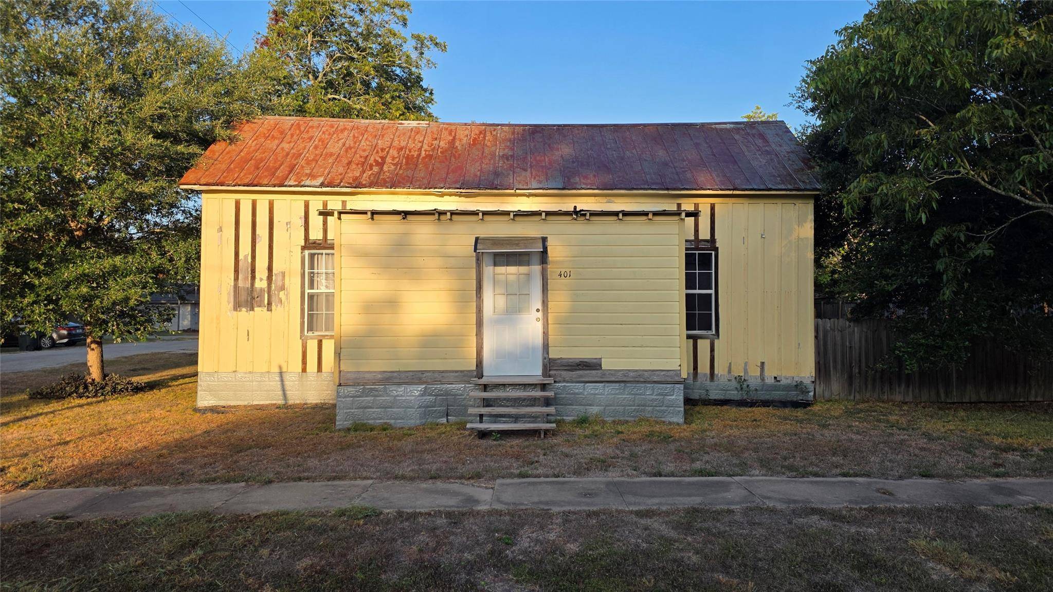 401 N Pecan ST, Moulton, TX 77975