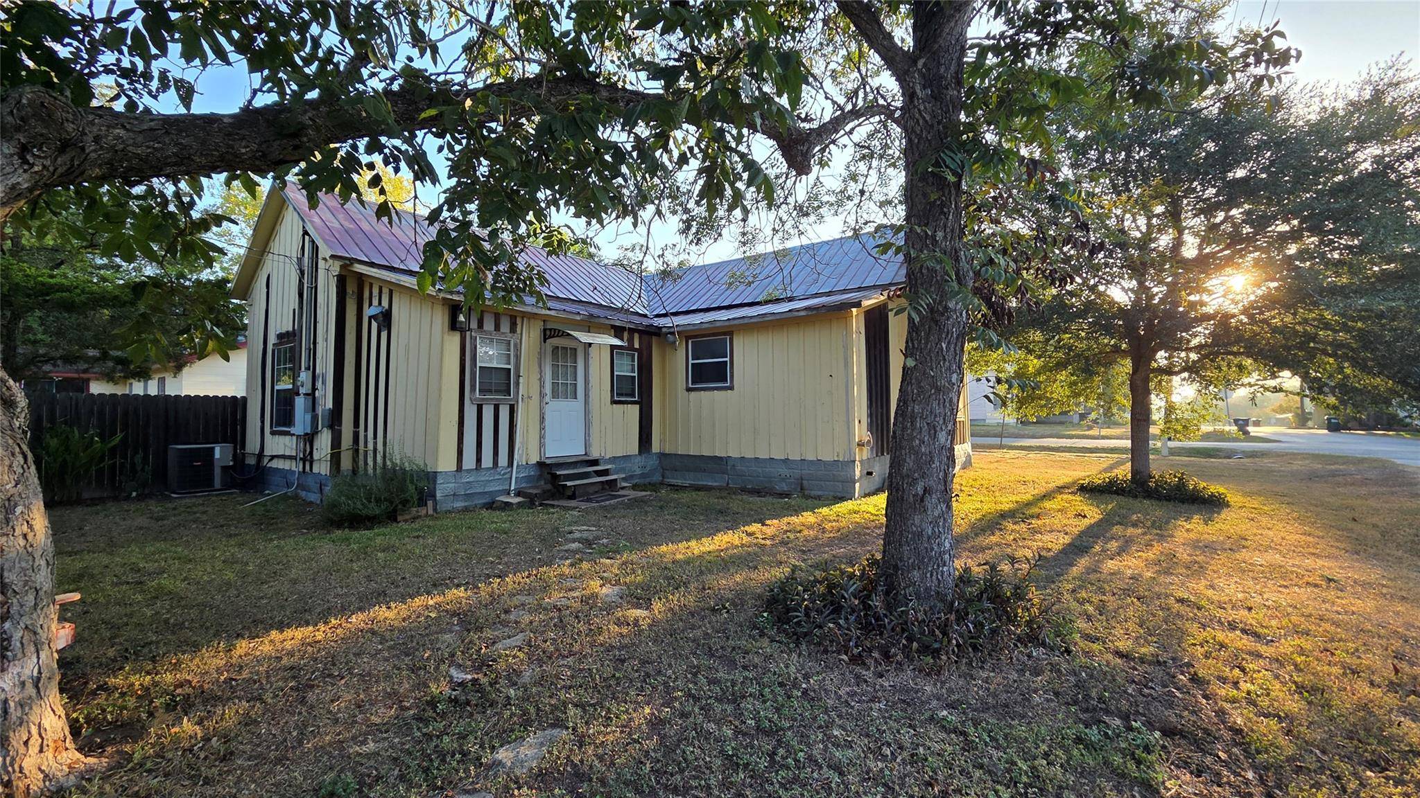 401 N Pecan ST, Moulton, TX 77975