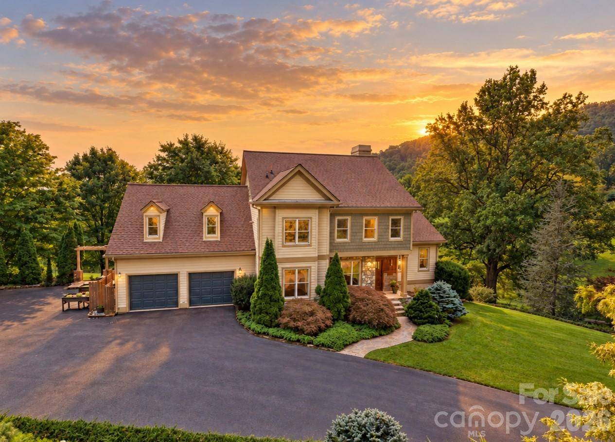 10 Blackberry LN, Asheville, NC 28804