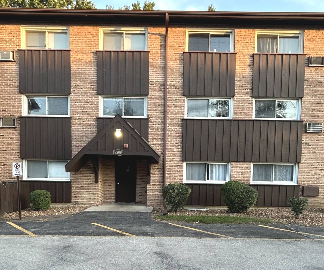 2209 Arbor CIR #25, Downers Grove, IL 60515