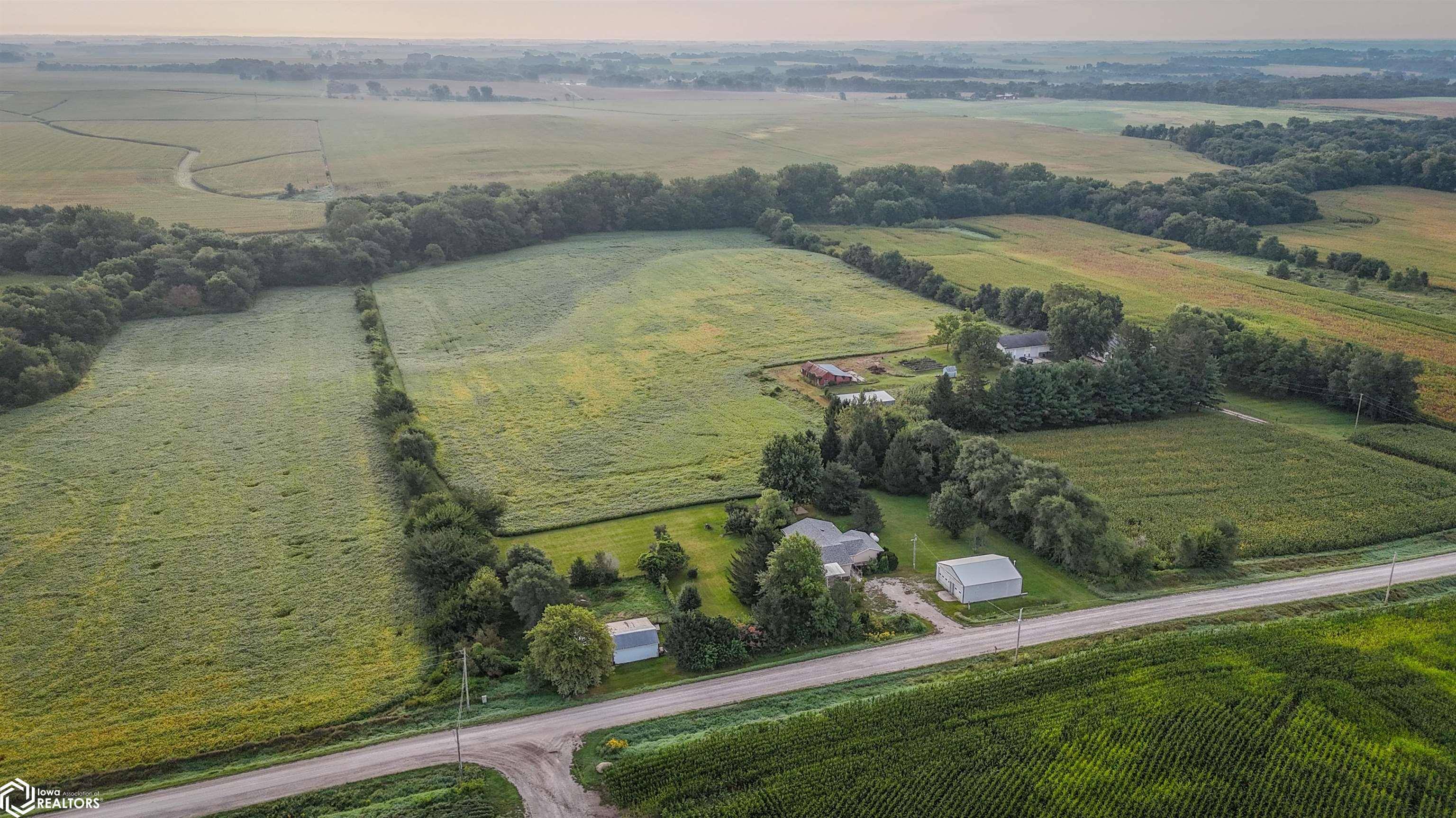5300 33rd Ave DR, Center Point, IA 52213