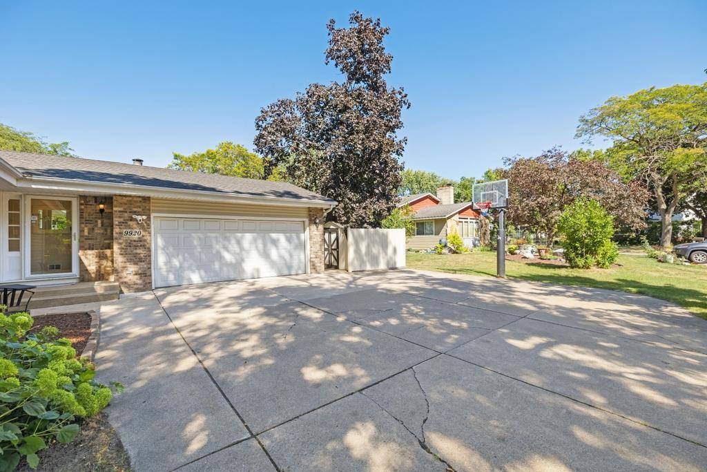 9920 36th PL N, Plymouth, MN 55441