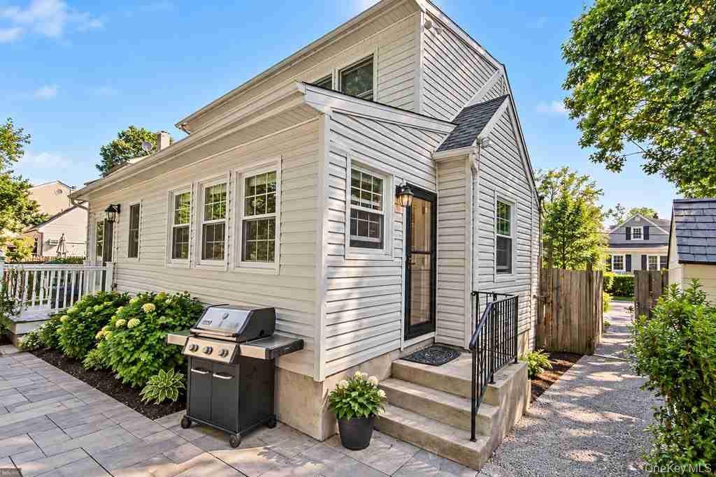 8 Curry RD, Hastings-on-hudson, NY 10706