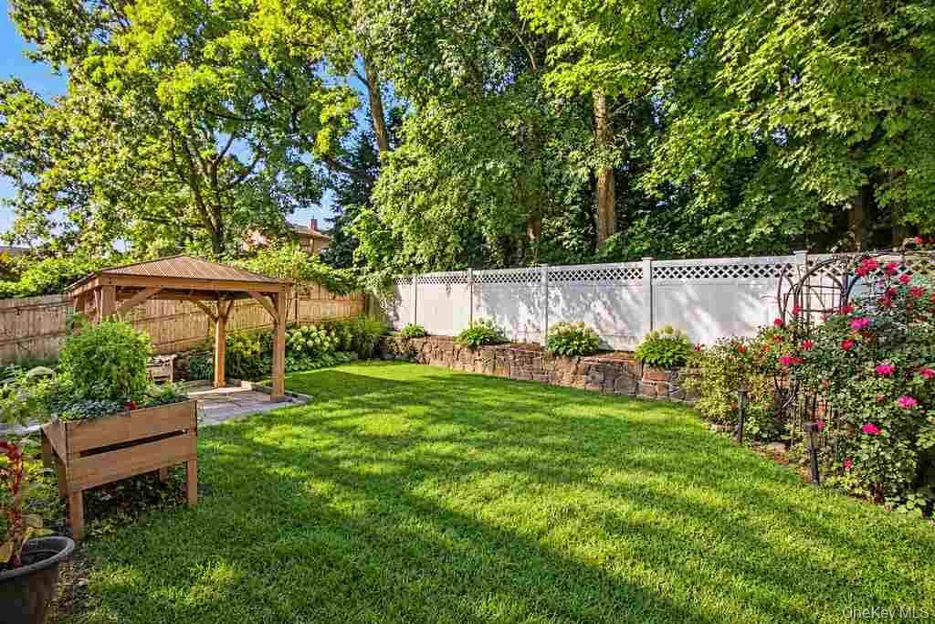 8 Curry RD, Hastings-on-hudson, NY 10706