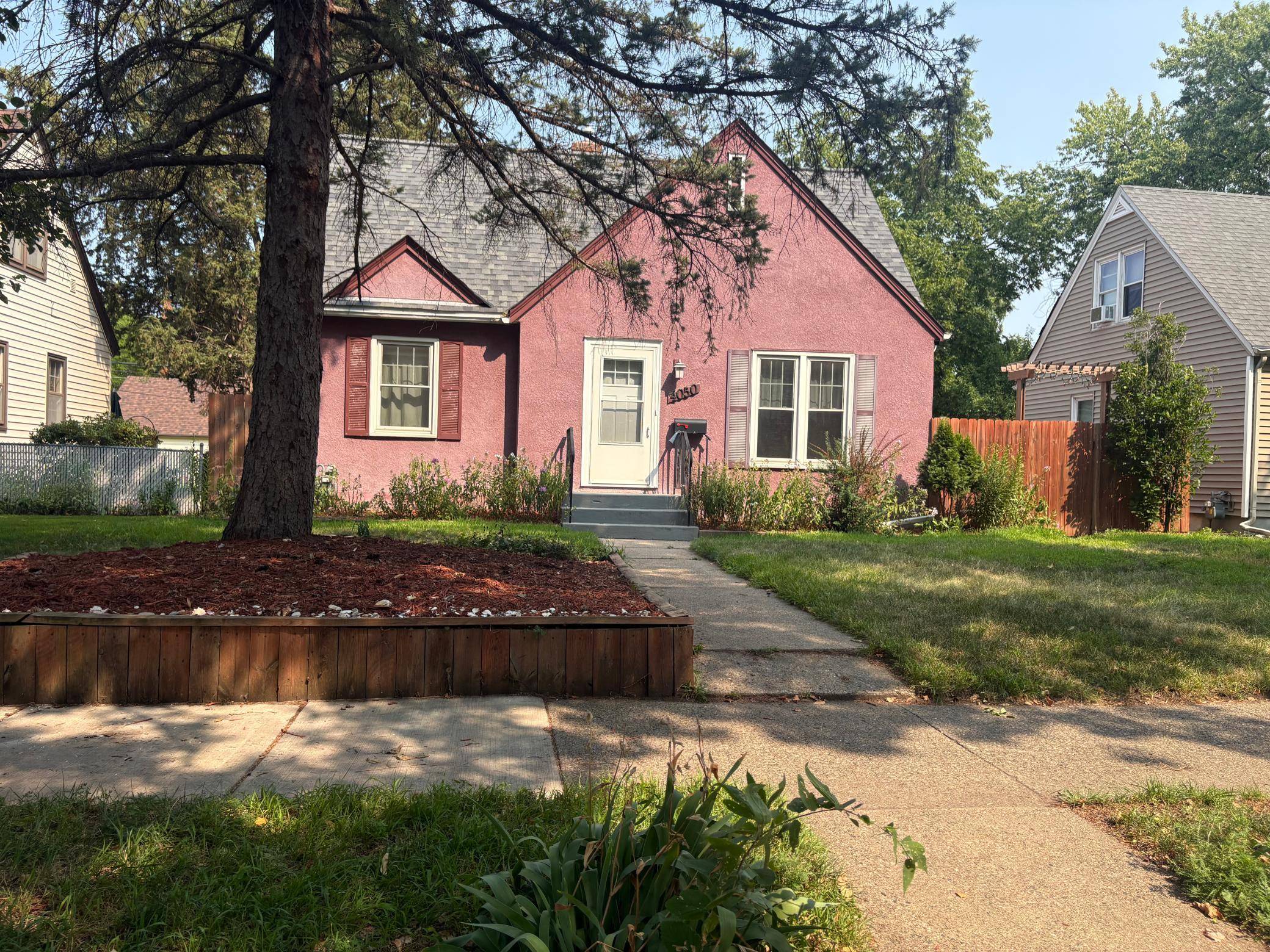 4050 Regent AVE N, Robbinsdale, MN 55422