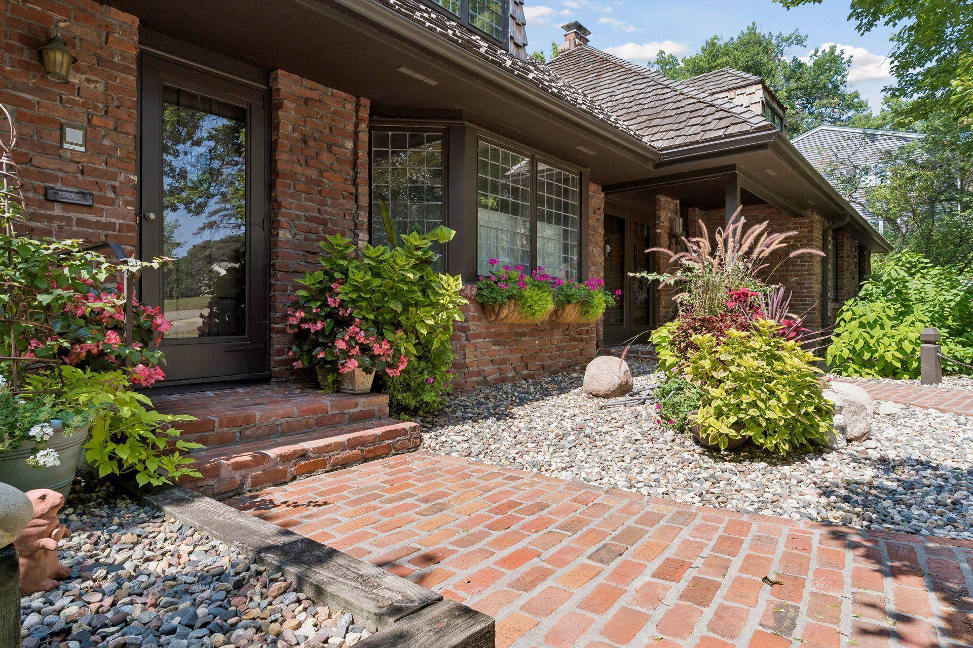 101 Ardmore DR, Golden Valley, MN 55422