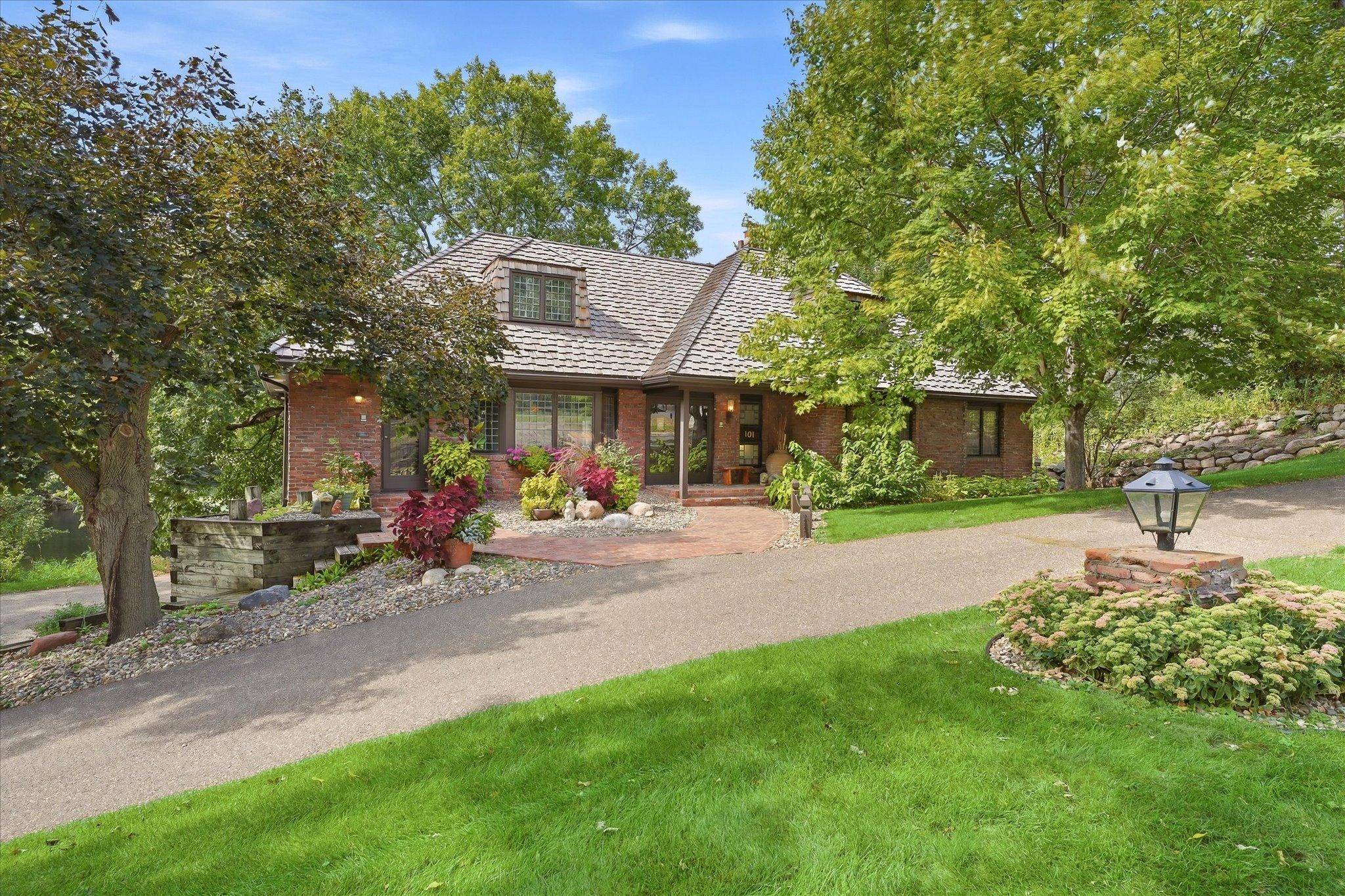 101 Ardmore DR, Golden Valley, MN 55422