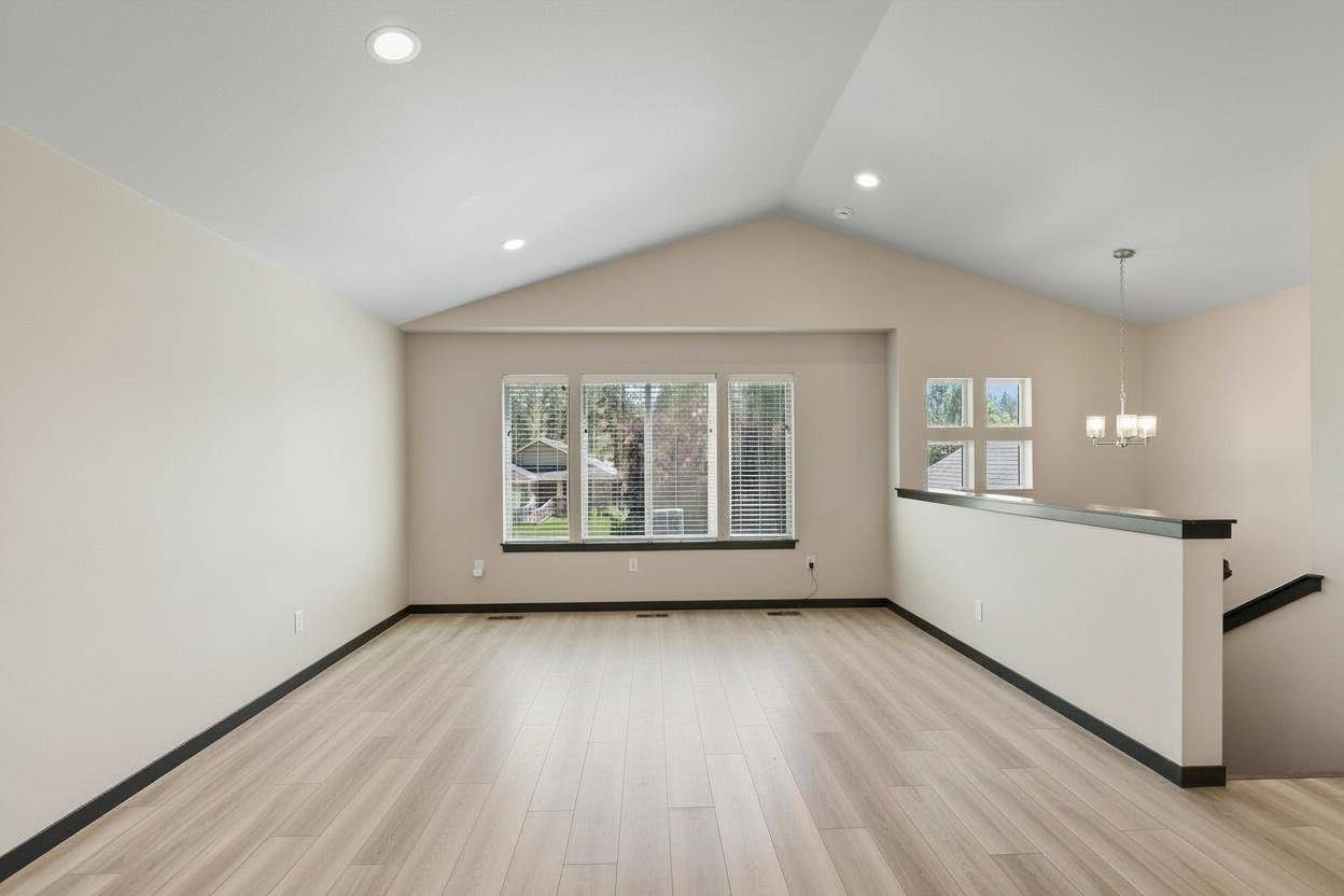 16105 N Gleneden Dr, Spokane, WA 99208