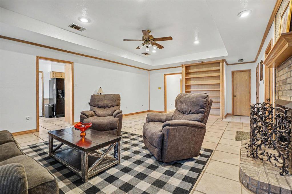 407 Lumpkin Drive, Ennis, TX 75119