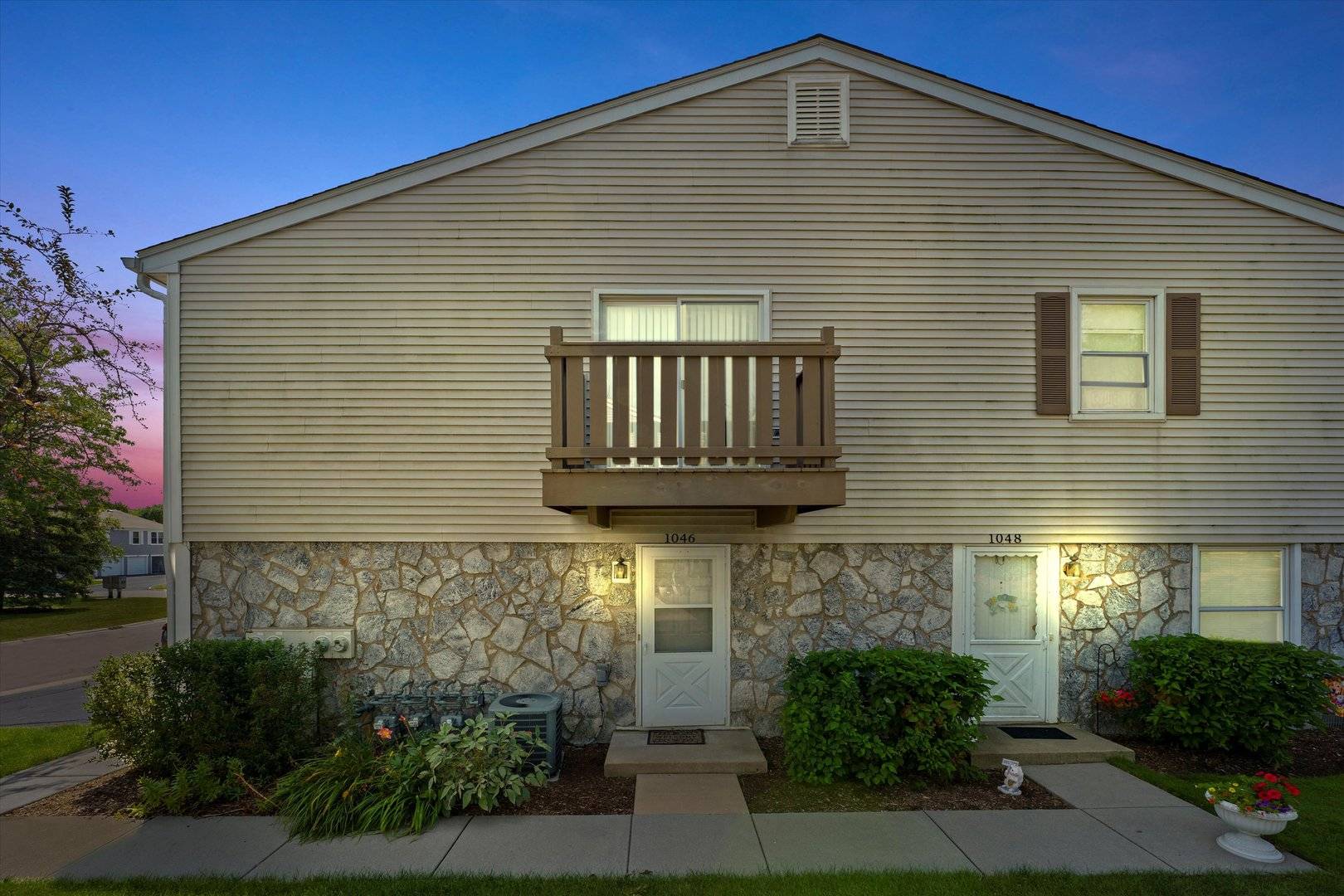 1046 Glouchester HBR #1046, Schaumburg, IL 60193