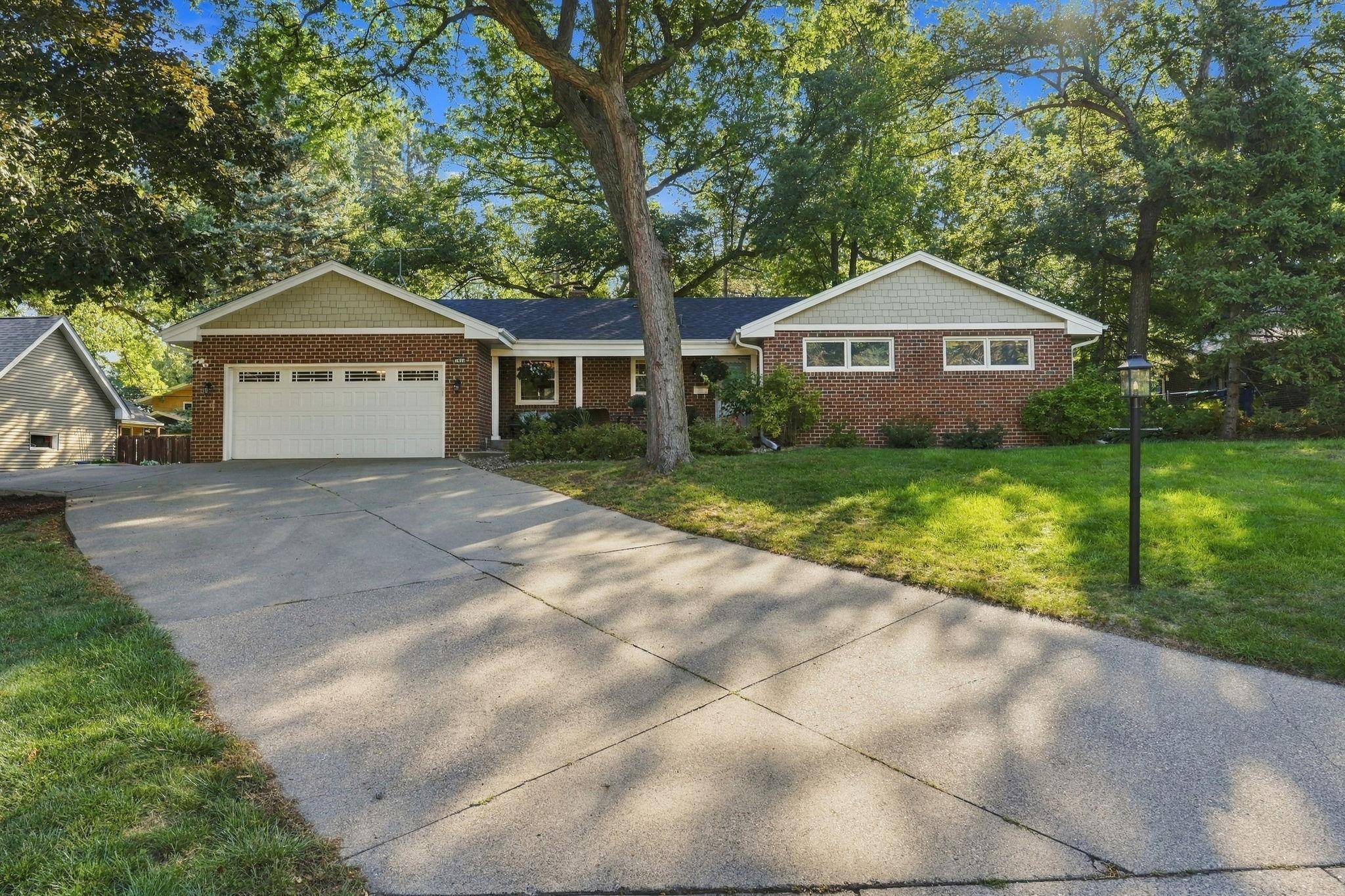 1620 Sumter AVE N, Golden Valley, MN 55427