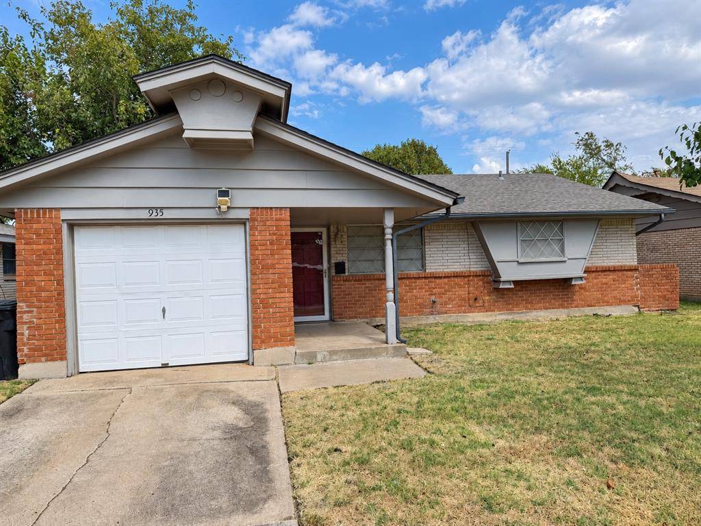 935 SW 2nd ST, Moore, OK 73160