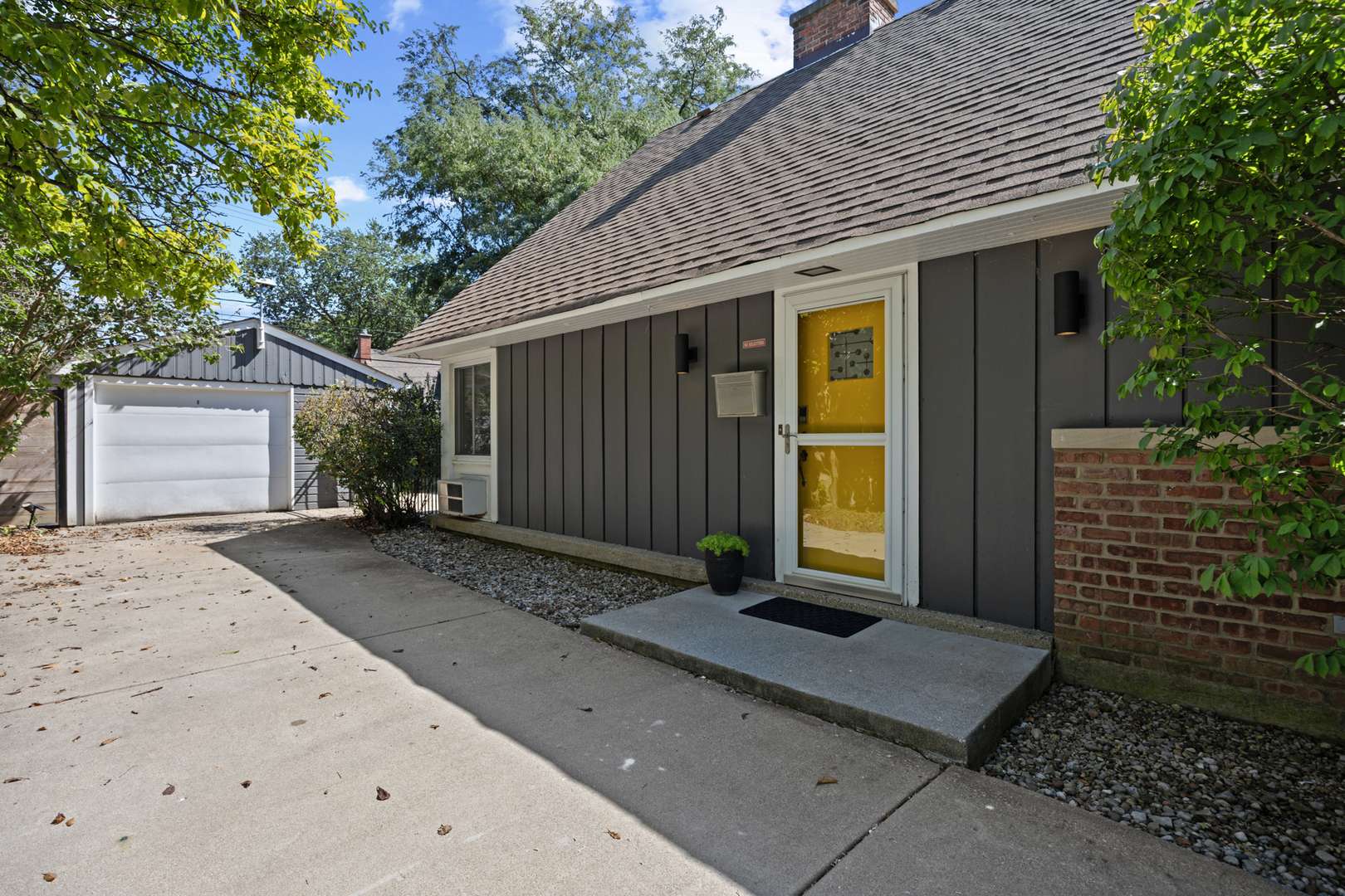 2207 Crawford AVE, Evanston, IL 60201