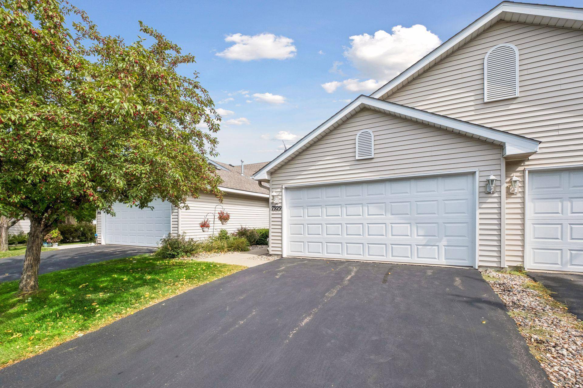 7929 Barrymore LN, Woodbury, MN 55125