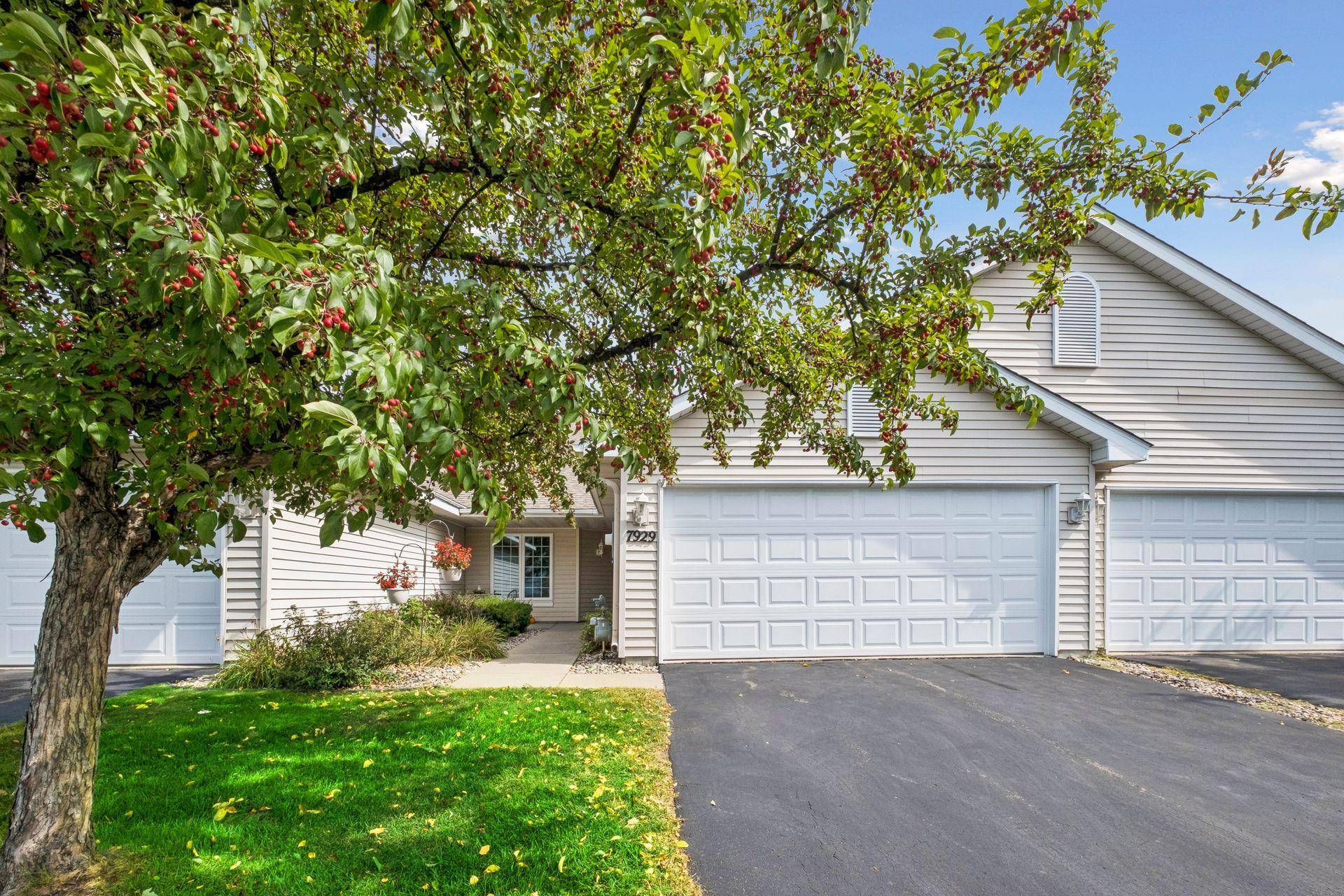 7929 Barrymore LN, Woodbury, MN 55125