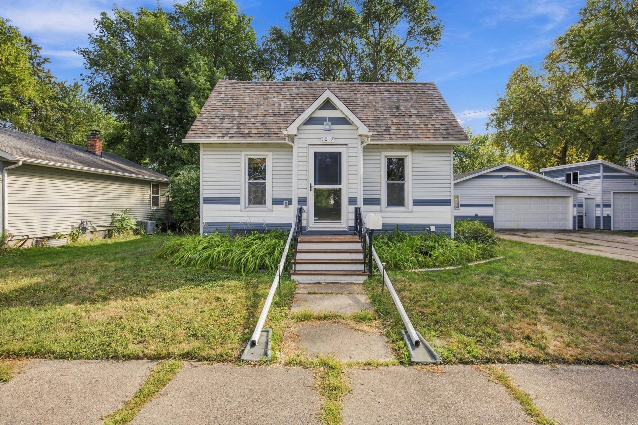 1017 3rd AVE N, Moorhead, MN 56560