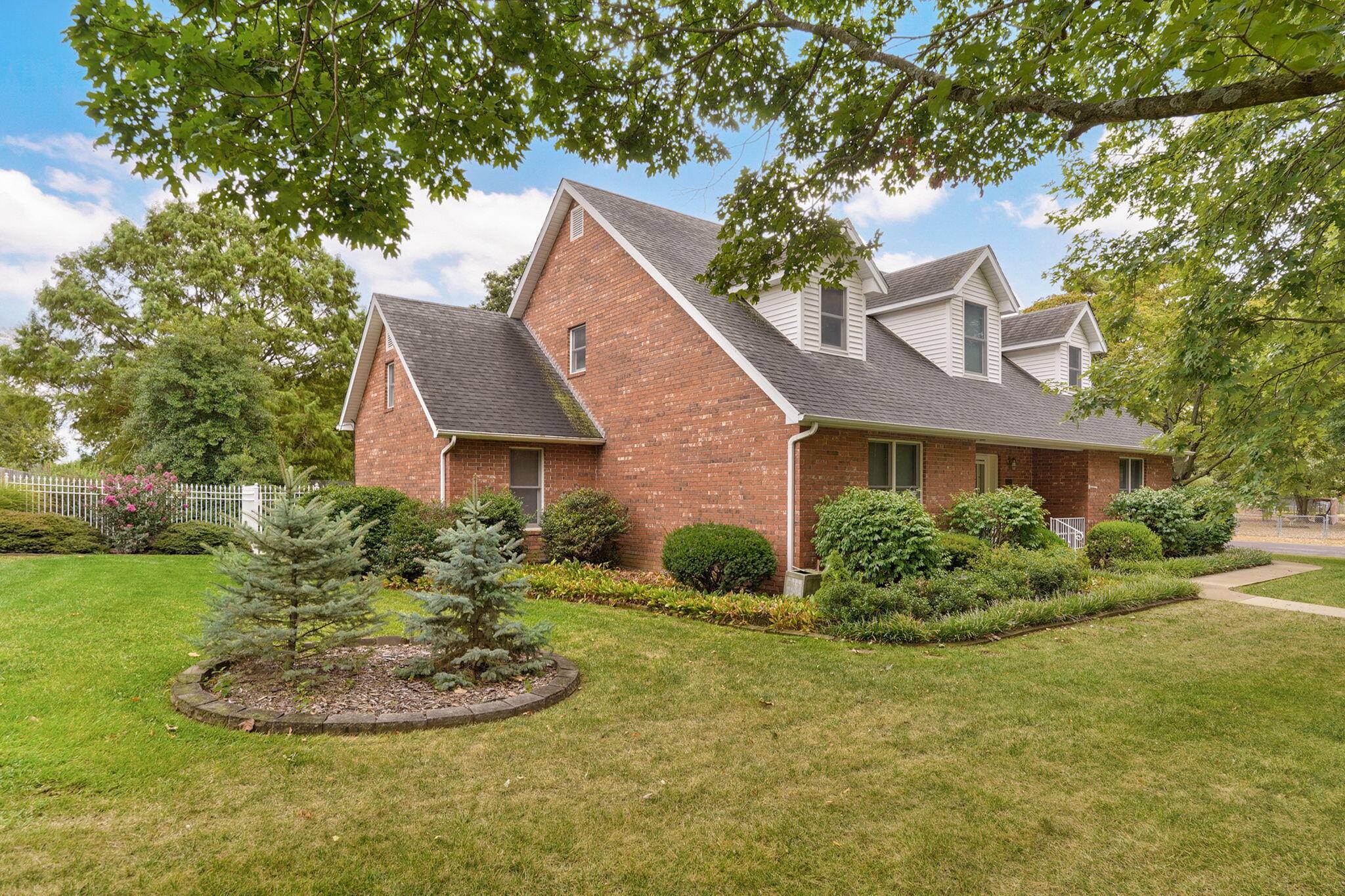 1401 Dierker DR, Monett, MO 65708