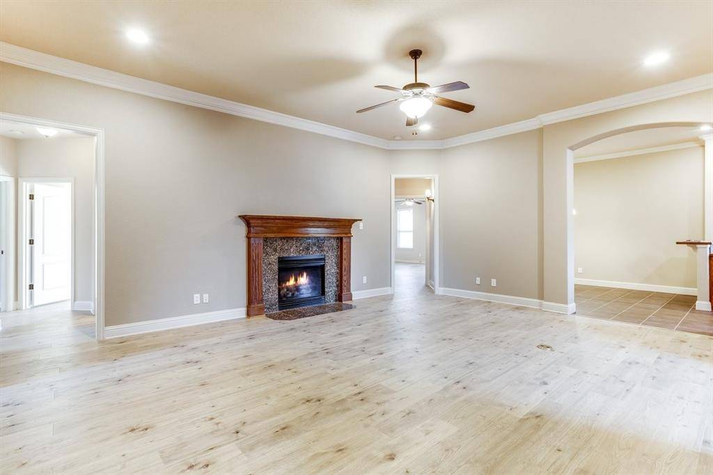 315 Castle Hill Drive, Burleson, TX 76028