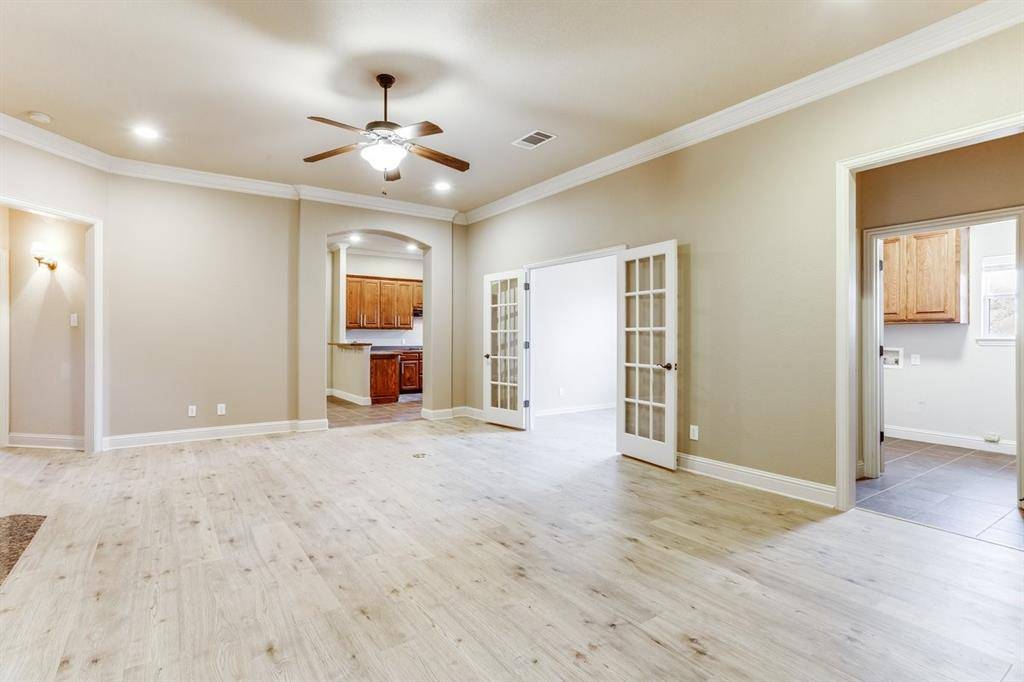 315 Castle Hill Drive, Burleson, TX 76028