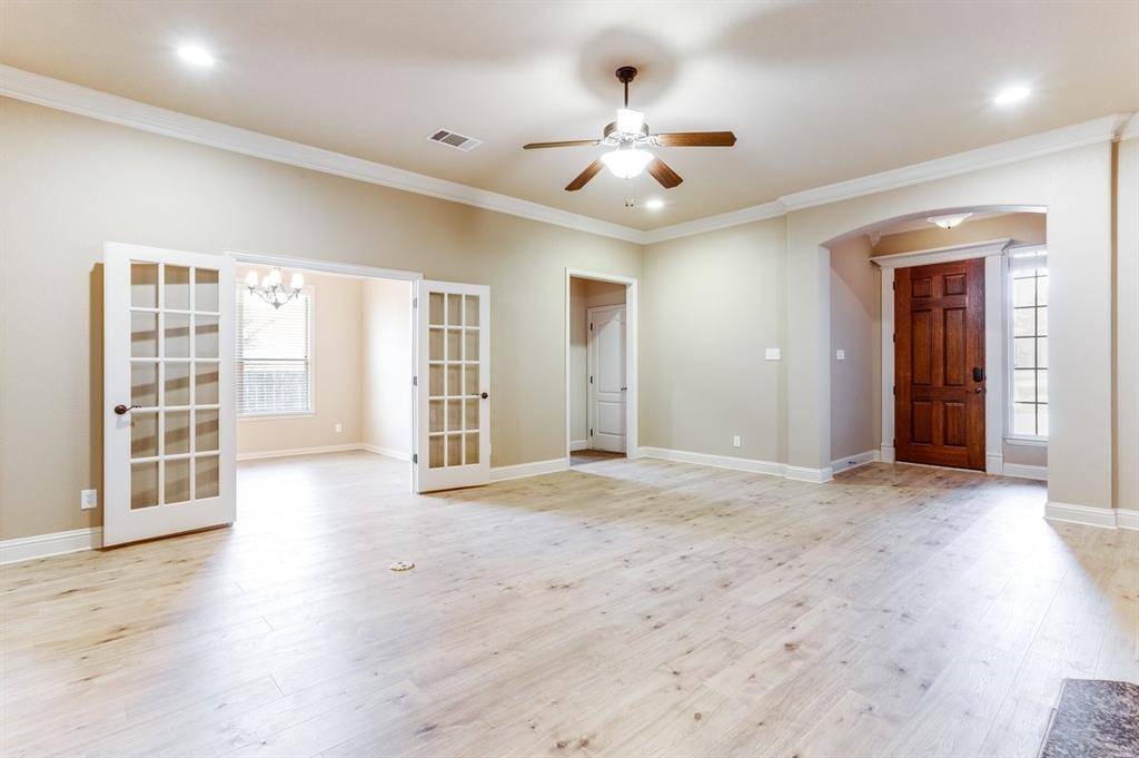 315 Castle Hill Drive, Burleson, TX 76028