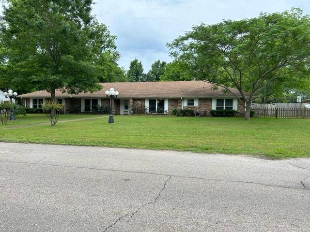 102 E Crockett Street, De Kalb, TX 75559