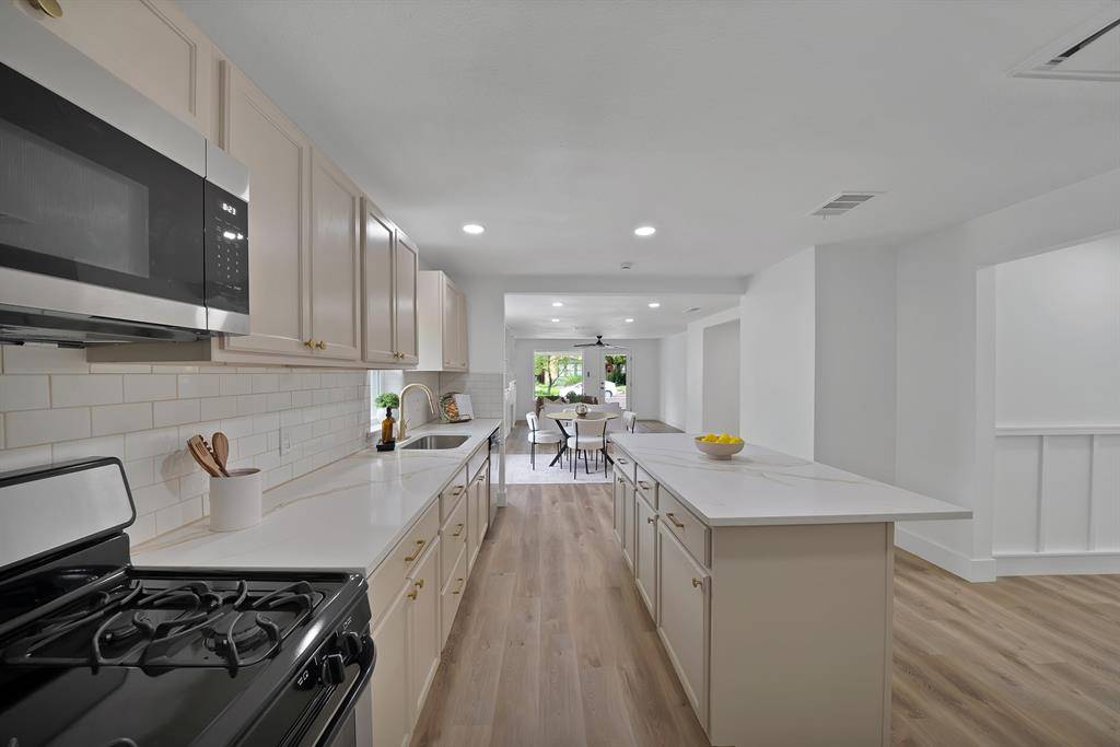2742 Burlington Boulevard, Dallas, TX 75211