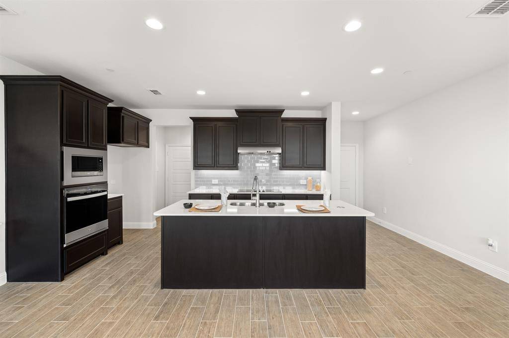 656 Sandiford Court, Mansfield, TX 76063