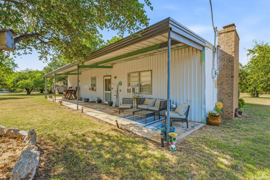 609 E Labadie Avenue, De Leon, TX 76444