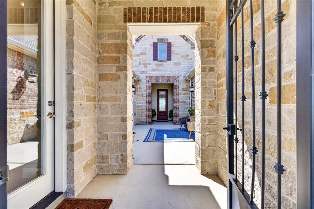10601 Drinkwater Drive, Denton, TX 76207