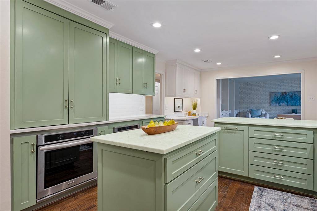 7142 Lakehurst Avenue, Dallas, TX 75230