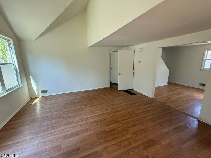 15 River Dr, Jefferson Twp., NJ 07885