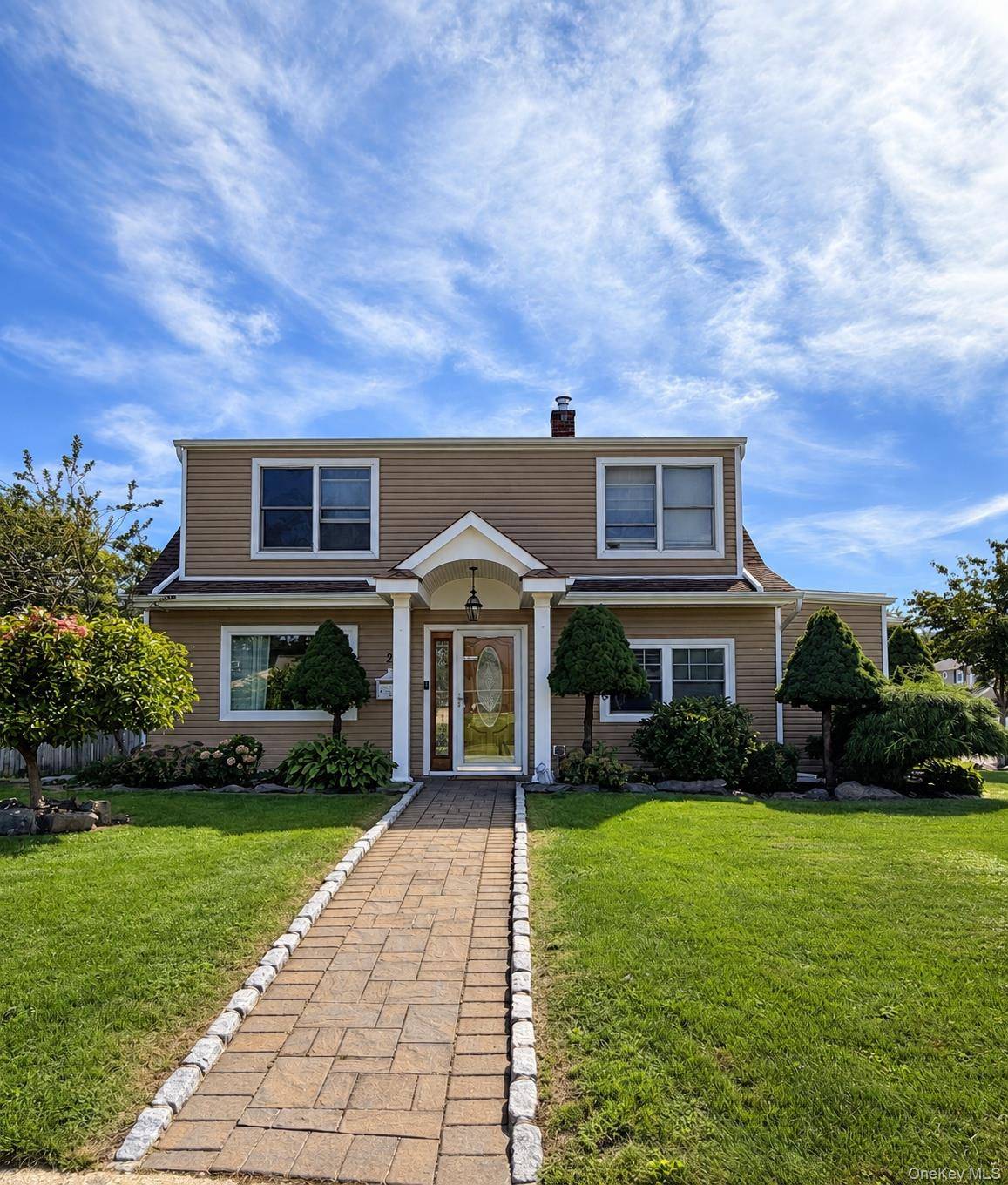 2 Cooper LN, Levittown, NY 11756