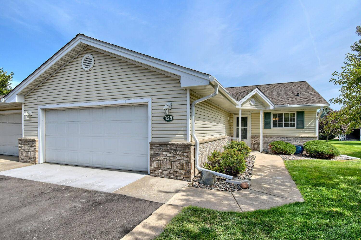828 Woodland DR, Mahtomedi, MN 55115